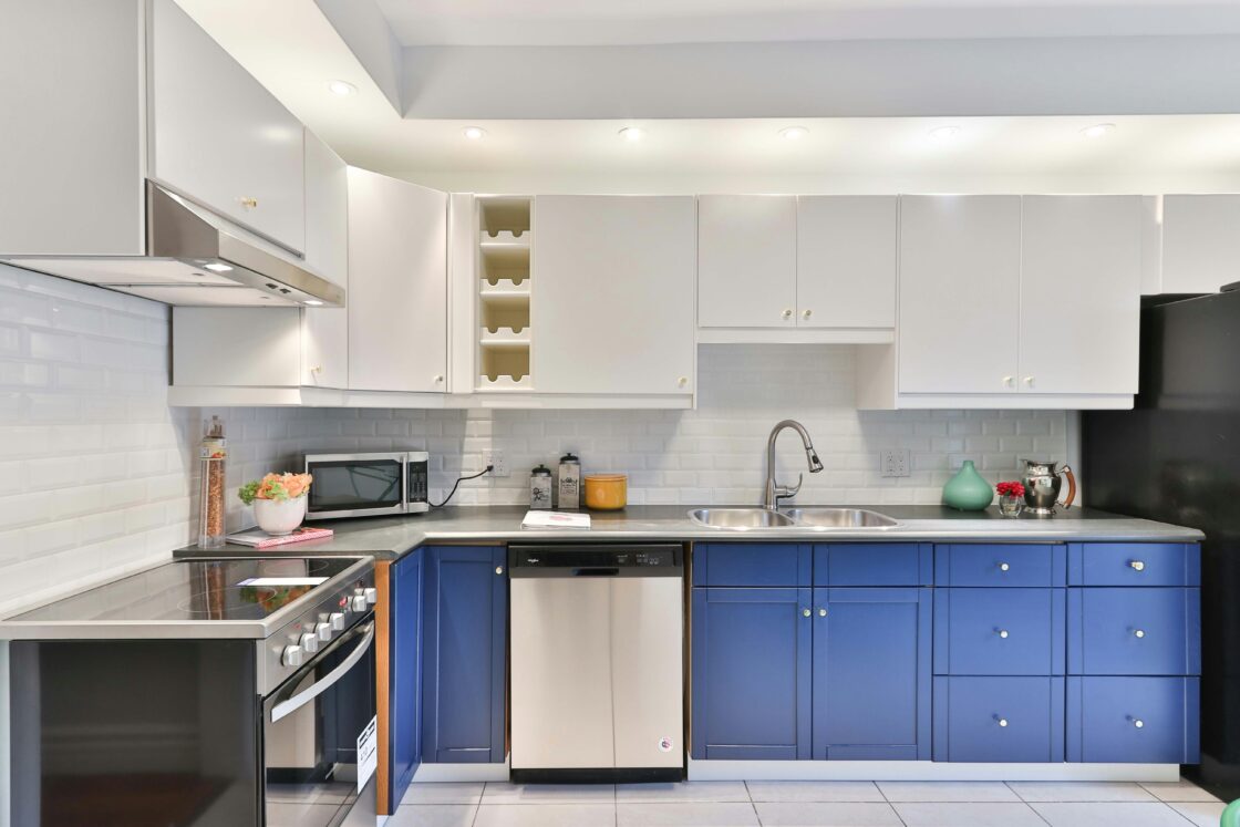 A Pop of Color for Kitchen Bar Design Ideas
